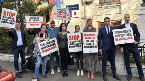 Parlamentarii USR, protest în fața Ministerului Educației. ”Stop afacerilor imobiliare în universități”