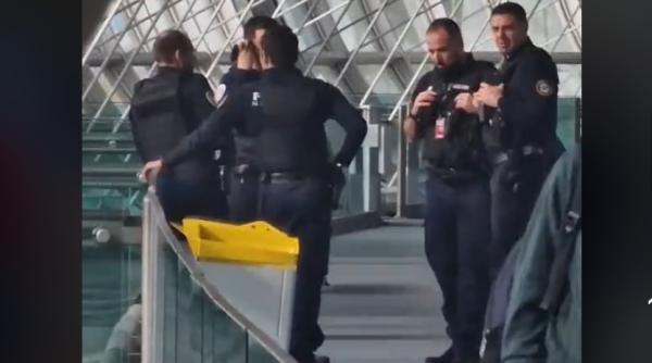 Schengen doar pe hârtie: pasagerii unui avion din România, controlați de poliție în Paris. "Așa ne primesc ei" - VIDEO