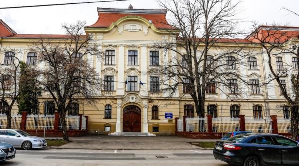 Caz ciudat la Timișoara: Zeci de elevi şi profesori ai unui liceu au ajuns la spital, deși școala nu are cantină sau internat