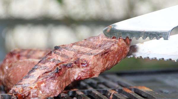 Un italian era cât pe ce să înghită un ac veterinar dintr-o bucată de carne de vită. ”Am simțit ceva metalic între dinți”