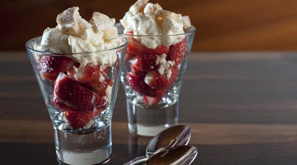 Cum să faci Eton Mess, un desert englezesc ușor, gata în 3 pași simpli