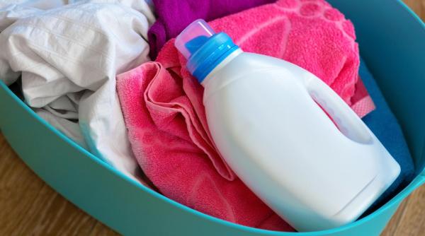 Român fără adăpost din Italia, reținut după ce a furat 25 de sticle de balsam de rufe dintr-un magazin