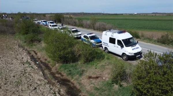 Mobilizare masivă: Zeci de poliţişti, jandarmi şi pompieri cercetează câmpul unde a fost găsit un cadavru, lângă Autostrada A1