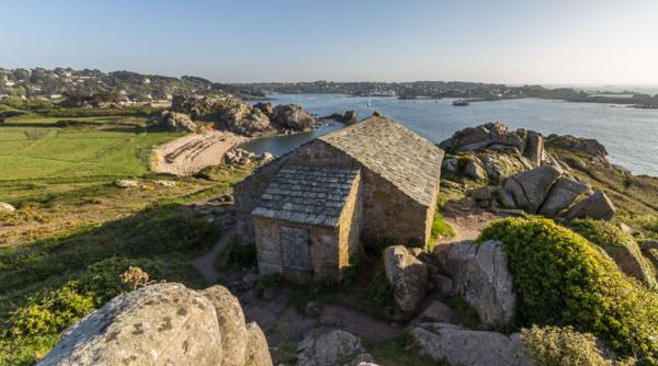 O comună din Franța oferă spre vânzare case la malul mării începând cu 25.000 de euro 