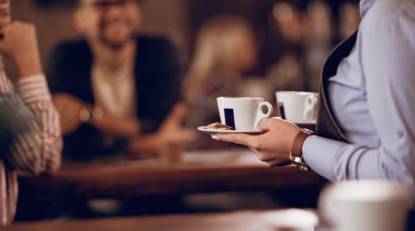 Marea Britanie nu mai permite accesul pe piața muncii pentru chelneri și asistente străine. S-a impus un prag minim al venitului anual