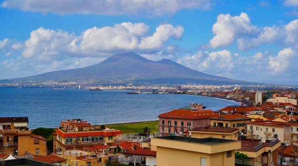 Napoli majorează salariile angajaților care lucrează cu Municipalitatea. O măsură ”opresivă” 