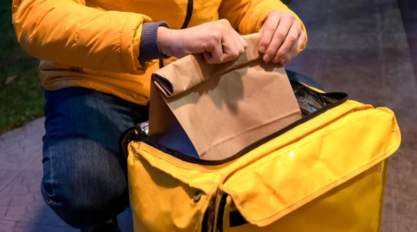 O populară firmă de livrări din Spania este acuzată că încalcă drepturile angajaților