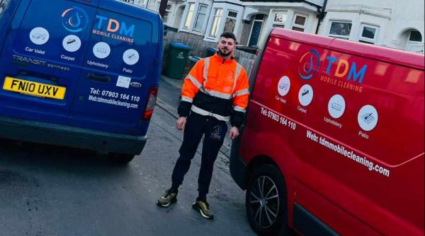 Povestea românului din Anglia a cărui firmă spală mașinile regelui Charles: "Am venit aici cu 100 de lire în buzunar"