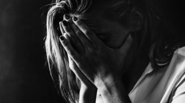 Româncă terifiată de partener în Italia: „M-a amenințat cu un ciocan în fața copiilor mei”