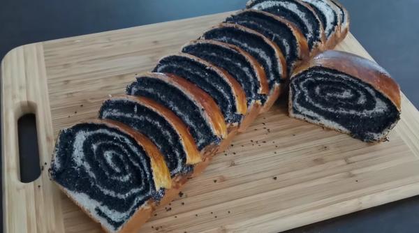 Ruladă cu mac și gem de căpșuni - un desert extraordinar de bun