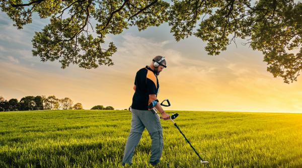 Un bărbat a găsit într-o grădină cu morcovi un tezaur de monede vechi de 500 de ani și unice în lume