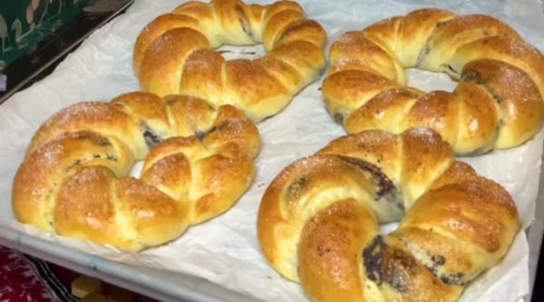 Covrigi delicioși cu fructe confiate: Rețeta pas cu pas pentru o gustare perfectă!