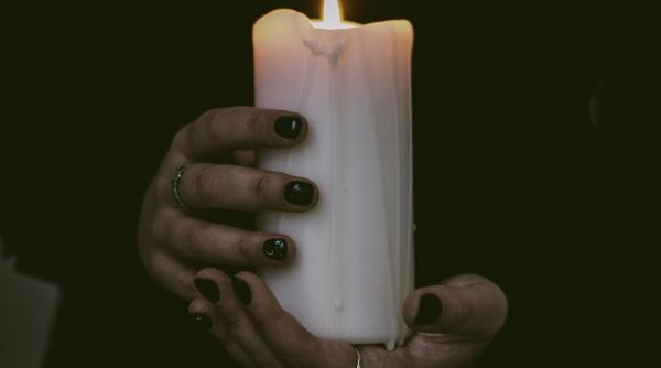 O britanică a călătorit în România pentru a merge la vrăjitoare: „Vreau să mă protejeze de soțul meu fantomă”