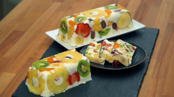 Desert de fructe cu nuanțe de coniac - perfect pentru zilele călduroase!