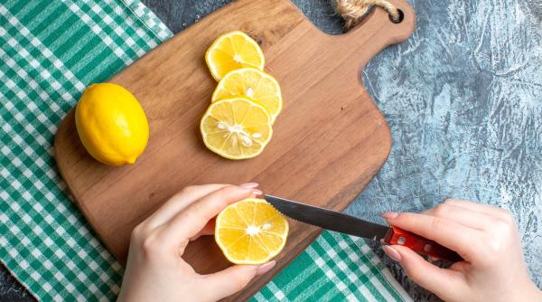 Truc simplu și eficient pentru un cuptor fără pic de pete de grăsime. Iată ce miracole poate face o lămâie