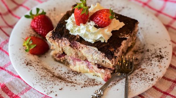 Rețetă reinterpretată: Tiramisu cu căpsuni. Un desert răcoritor, perfect pentru zilele calde 