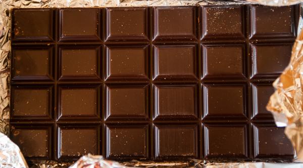 Tabletă de ciocolată, retrasă din magazinele din Spania și Portugalia. Au fost descoperite ”corpuri străine” / FOTO