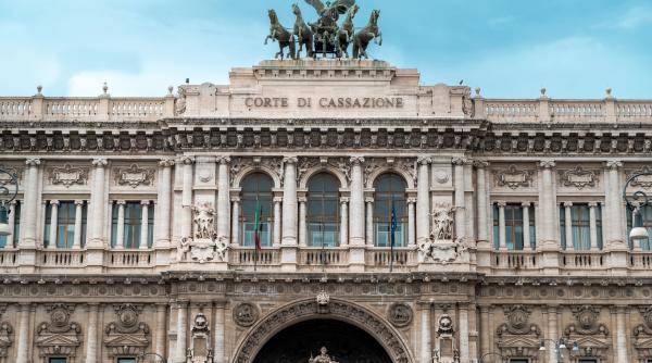 Curtea Supremă din Italia a interzis unui bărbat să mai cheltuie excesiv, după ce și-a spart averea cu amanta româncă. Italianul a fost plasat în grija unui tutore