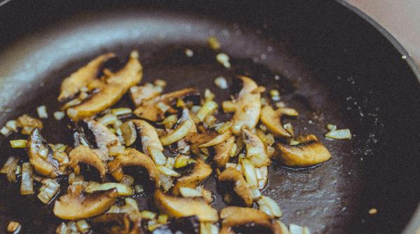 Mâncare de post cu ciuperci și conopidă. Se face rapid și iese delicioasă