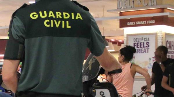 Metoda "biletul ieftin", tot mai populară în Spania. Româncă arestată pe aeroport, după ce a furat produse de peste 1.100 de euro din duty-free