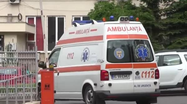 O fetiţă de doi ani a supraviețuit miraculos după ce a căzut de la etaj lângă doi turiști străini. Tatăl pretinde că nu s-a întâmplat nimic