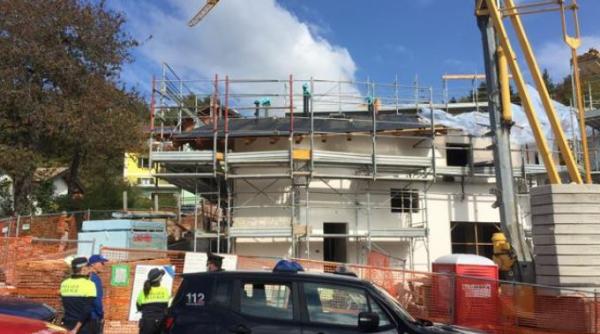 Un muncitor român din Italia amenința că se aruncă de pe schele pentru că nu i-a fost plătit salariul. Un alt patron, impresionat, i-a plătit banii restanți 