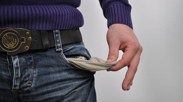 Un italian a fost escrocat de fiica soției sale românce. Femeia a fugit în țară cu 120.000 de euro