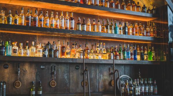 Român din Italia, arestat după ce a furat 100 de euro dintr-un bar. Hoțul și-a pus câinele să-l muște pe patronul localului