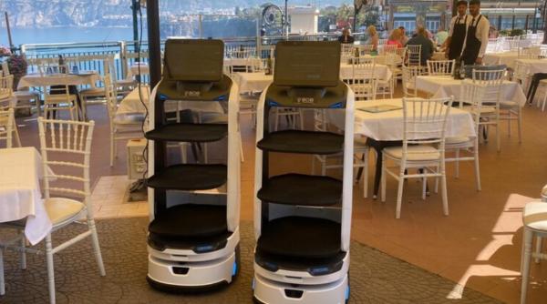 Sătul că nu găsește chelneri, un patron din Italia a angajat doi roboți: "Sunt din China. Nu au pretenții"