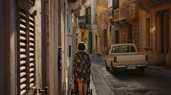 Lecție dată de o mamă șoferilor care parchează pe trotuar: „Fiți drăguți, am un cărucior"