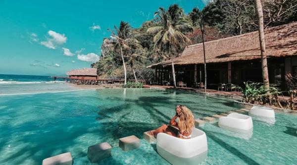 Patru prieteni au transformat o insulă pustie din Florida într-un paradis tropical de 11 milioane de lire sterline