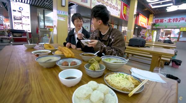 Ce poți să mănânci dintr-o piață din China cu doar 23 de lei. Vloggerul român Ceanu este șocat: „Mâncăm cinci oameni de aici!”