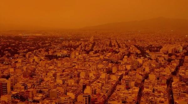 Praful saharian sufocă România și Grecia: Mașini pline de praf și ceață portocalie VIDEO