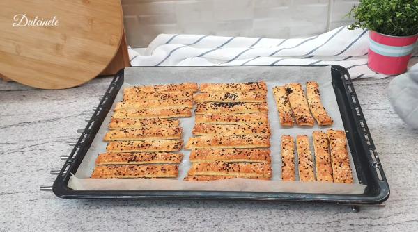 Saleuri cu parmezan, cașcaval și ierburi: O delicatesă crocantă și aromată