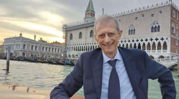 Un politician italian a fost prins furând un parfum în valoare de 130 de euro. ”Urma să plătesc” 