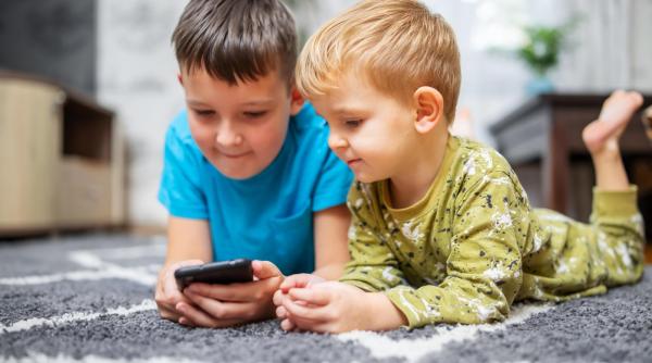 Cum plănuiește Franța să limiteze timpul petrecut de copii în fața ecranelor