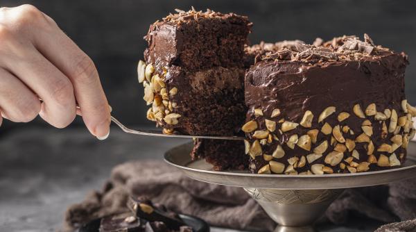 Tort cu ganache de ciocolată. Desertul perfect pentru ziua de Paște