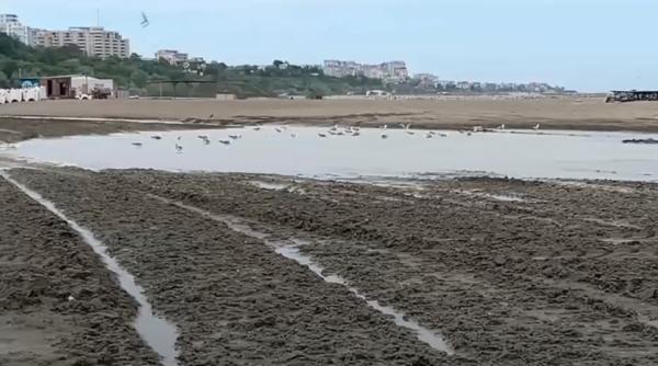 Vreme rea a stricat distracția tinerilor aflați la mare, de 1 mai. O englezoaică e dezamăgită: "E groaznic, totul e ud și e frig"