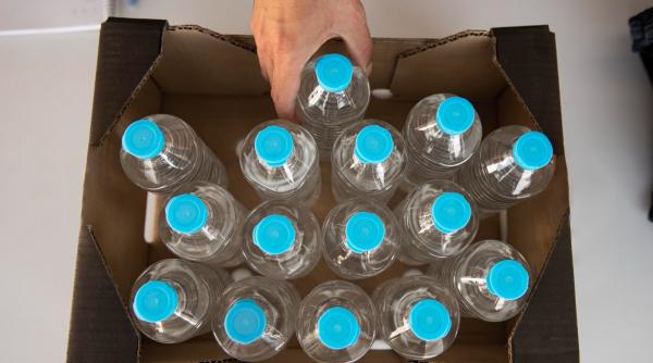 Muncitor din Italia, concediat după ce a fost prins în concediul medical cărând baxuri cu apă. Judecătorul îi dă dreptate