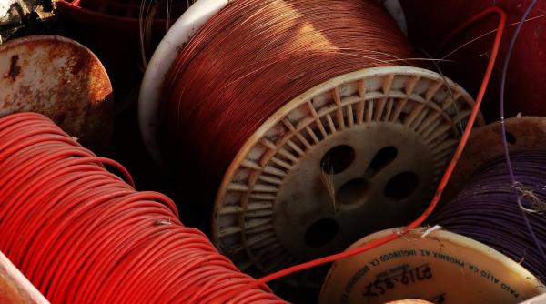 Cinci români din Belgia, condamnați pentru furtul a 42 de kilometri de cupru în valoare de 249.000 de euro 