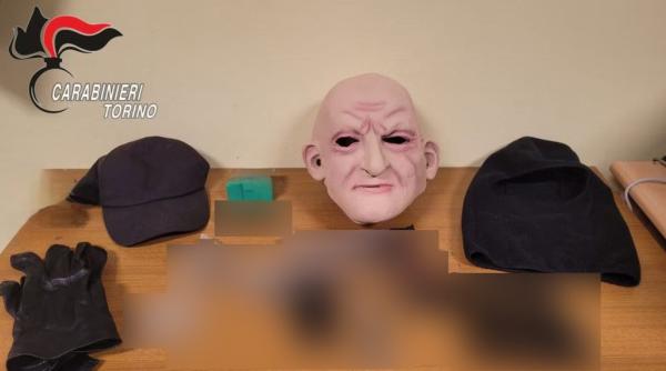 Italia. Doi bătrâni deghizați cu măști de carnaval, prinși încercând să tâlhărească oamenii de pe stradă 