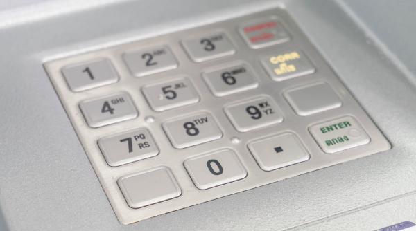 Un hoț român din Italia și-a pierdut antebrațul după ce a încercat să arunce în aer un bancomat