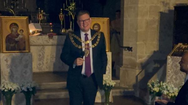 Primarul orașului Aylesbury a participat la slujba de înviere alături de comunitatea românească. ”L-au primit cu bucurie”/ FOTO-VIDEO
