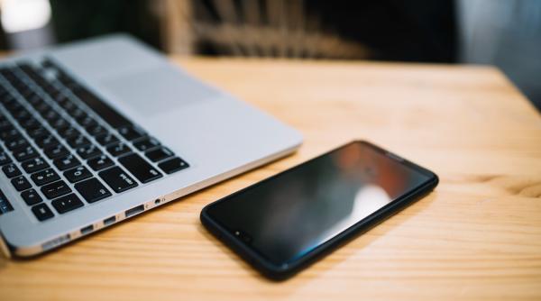 Româncă din Italia, prinsă încercând să fure un telefon folosind tehnica ”foaia de hârtie” 