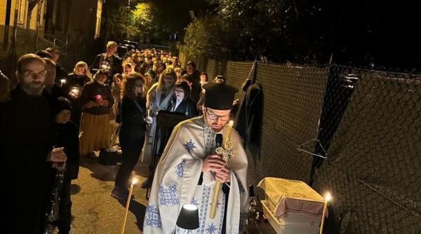 Românii din Veneția au sărbătorit Paștele pe stradă, în fața bisericii închise / FOTO