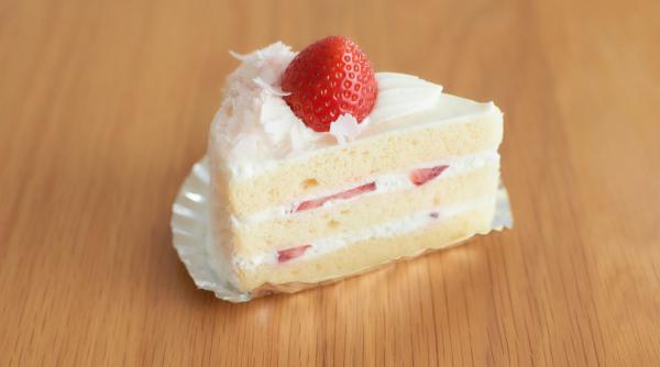 Tort cu cremă de fructe, o delicatesă pentru sărbători și zilele de naștere!