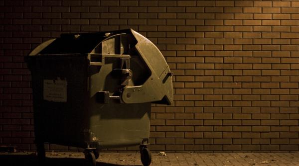 Un bărbat din Italia a murit blocat într-un tomberon de reciclare a hainelor 