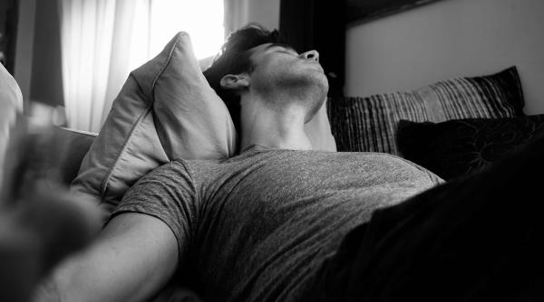 Un hoț a adormit în timp ce jefuia un apartament din Roma. Proprietarii: "L-am găsit în patul nostru"