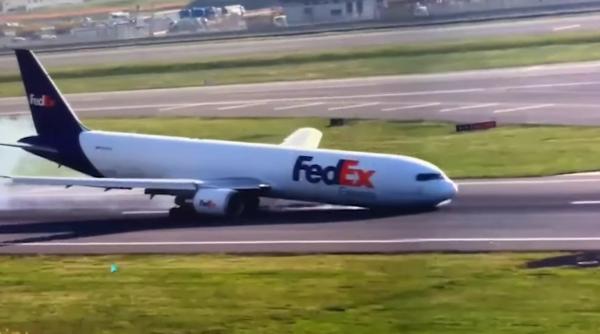 Aterizare de urgență la Istanbul: Un avion Cargo al FedEx a aterizat cu botul de pistă după o problemă tehnică VIDEO