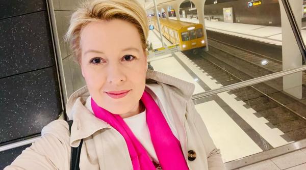 O politiciană germană a fost transportată la spital după ce a fost lovită în cap de către un cetățean